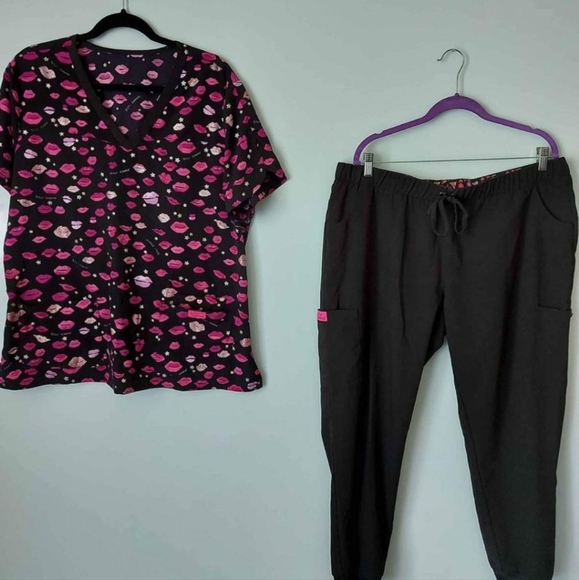 Incredible Deal 3 sets of Designer Scrubs - Picture 3 of 10